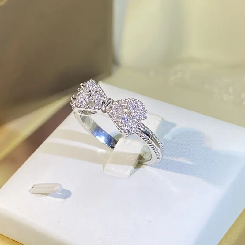 Fancy Bow Ring with Dazzling C - Tie Clip Silver avis et prix